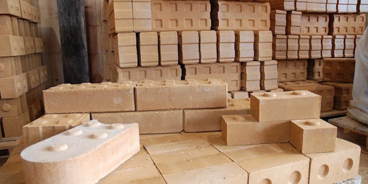 Briques de terre crue : montage de cloison et enduits